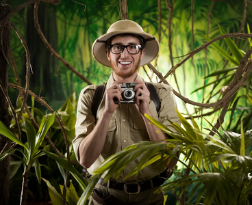 年轻的摄影师，在丛林中