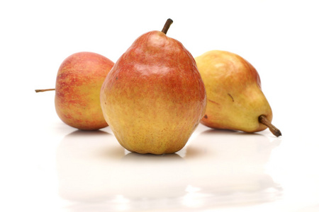 梨和苹果在白色背景上