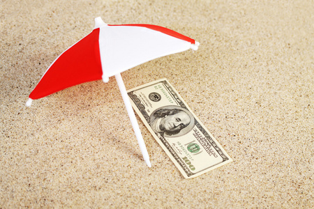 钱美国一百美元条例草案菩提树下大街的遮阳伞在沙滩上