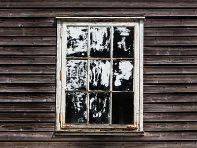 带木房子窗帘的旧窗户