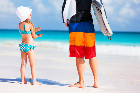 父亲和女儿在海滩
