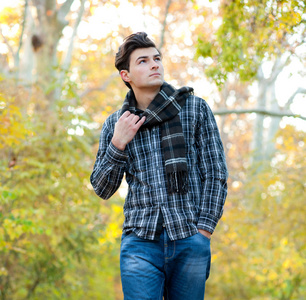 男人穿着格子围巾秋天公园散步