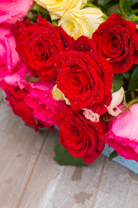 红色和粉色的玫瑰，在桌子上