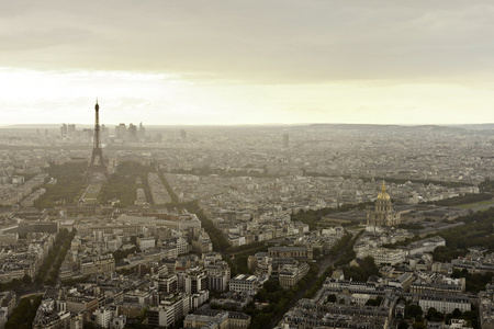 埃菲尔铁塔在巴黎大气的黄昏