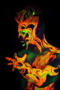 人体艺术在紫外线下发光图片
