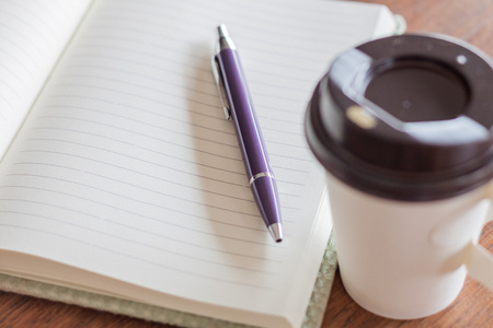 钢笔和笔记本拿杯咖啡