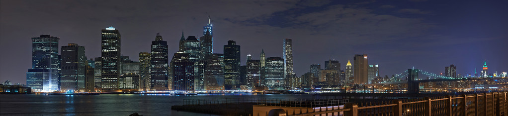 美国纽约市曼哈顿的夜晚全景