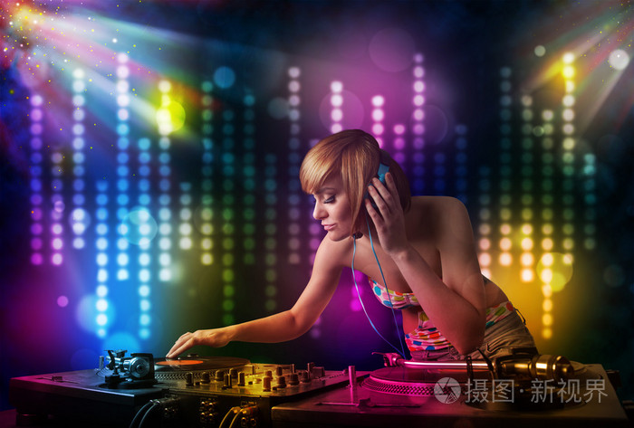 dj 女孩在迪斯科舞厅与光显示播放歌曲