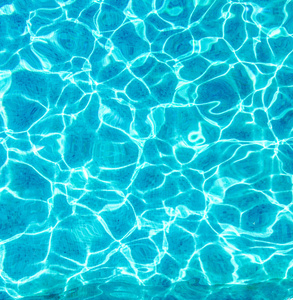 在游泳池中的蓝色翻录的水