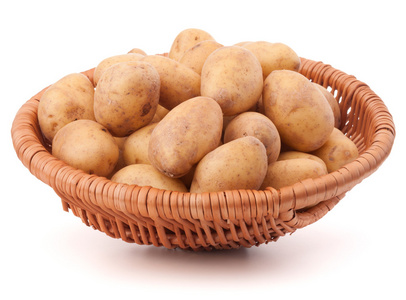 马铃薯块茎的柳条编织的篮子