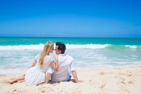开朗两人深情相拥，并构成在沙滩上阳光明媚的日子
