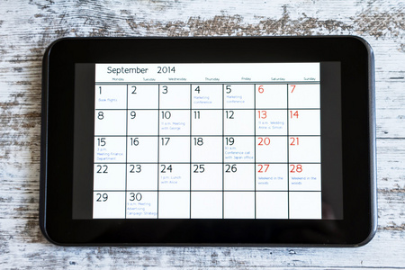 这款平板电脑在日历中检查每月活动
