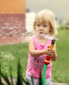 小女孩给植物浇水