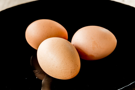 在 blackdisk 上的三个棕色鸡蛋特写视图