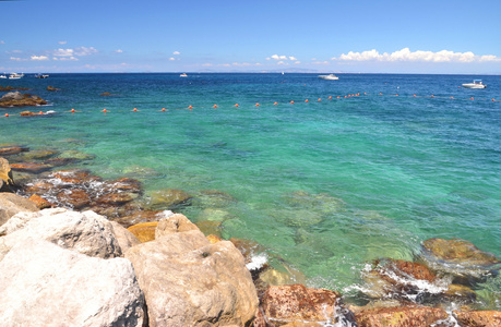 如诗如画的夏日风景的美丽滨海格兰德在意大利卡普里岛上的沙滩