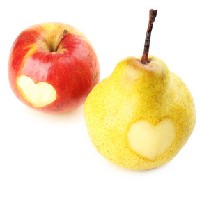 成熟的梨和苹果上白色孤立的心