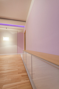 现代的天花板紫房间