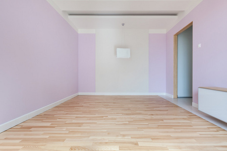 内部的空的粉红色房间
