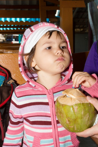 可爱的小女孩，用椰子