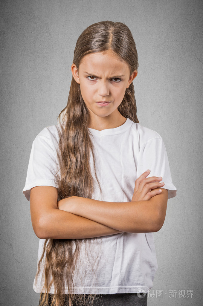 愤怒的年轻女人,少年与消极的面部表情