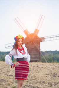在户外穿国家乌克兰衣服的女人