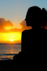 年轻女子的剪影在一个美妙的黄昏前 Fernando 迪诺罗尼亚岛巴西