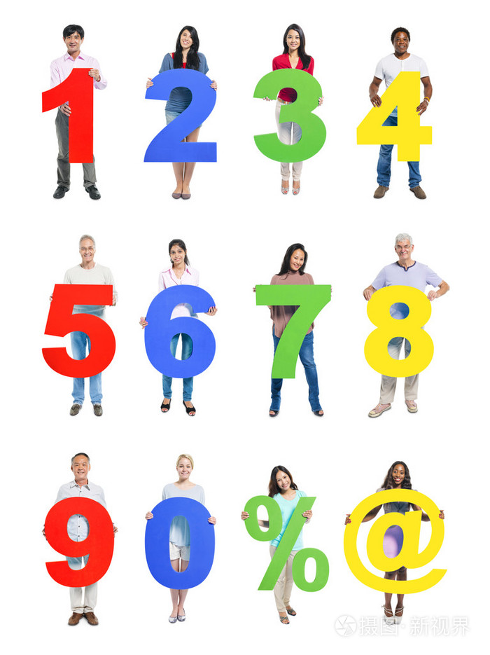 人们拿着从 0 到 9 的数字