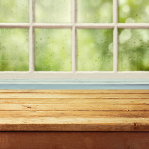 空的木甲板表和雨滴的窗口