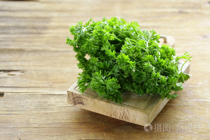 在一张小木桌上的新鲜绿色有机欧芹