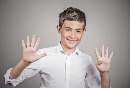 年轻人显示两只手，手掌，手指，制作数字九