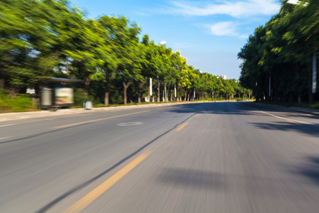 对高速公路的行驶