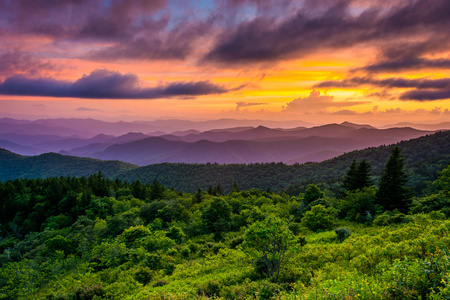 从 cowee 山俯瞰，blue ridge 大道上的日落