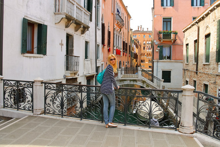 在威尼斯，意大利的一座桥上有魅力的女孩