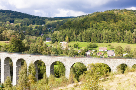 铁路高架桥 novina，krystofovo 山谷，捷克共和国