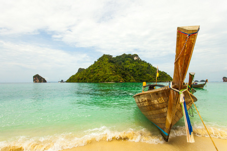 传统的泰国长尾船与泰国的岛屿，在背景中