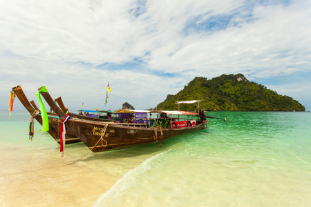 传统的泰国长尾船与泰国的岛屿，在背景中