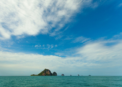 蓝色的天空和大海的泰国岛