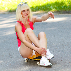 女孩骑坐在滑板上