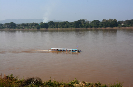 在 chaingkhan，泰国湄公河上划船