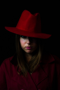 女性在顶红色的帽子和外套