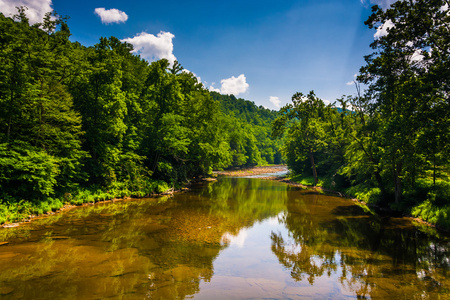 在西弗吉尼亚州波托马克河高原农村一条河