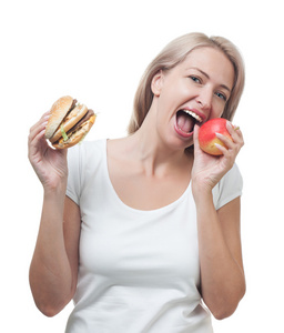 女孩选择苹果不孤立的白色背景上一个汉堡