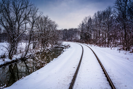 雪覆盖铁轨和克里的克在卡罗尔县农村