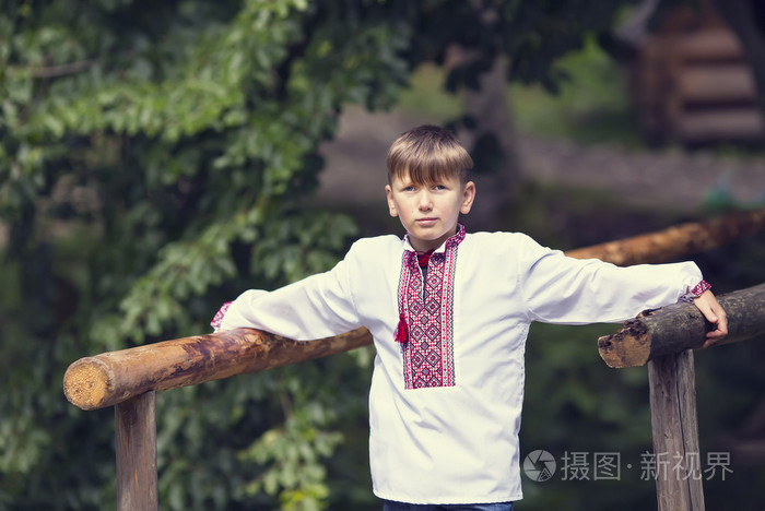 小男孩穿着传统乌克兰衣服