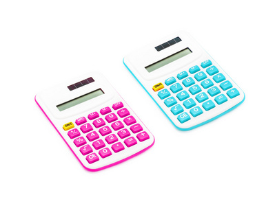 白色背景上的粉色和蓝色的计算器