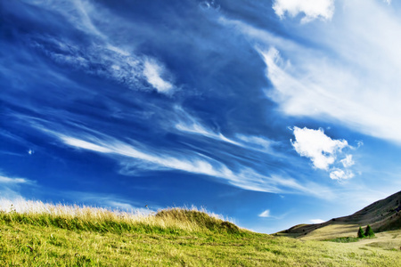 雄伟的农村 landscape.dramatic 天空和山