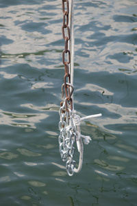 湖上的老生锈的链子