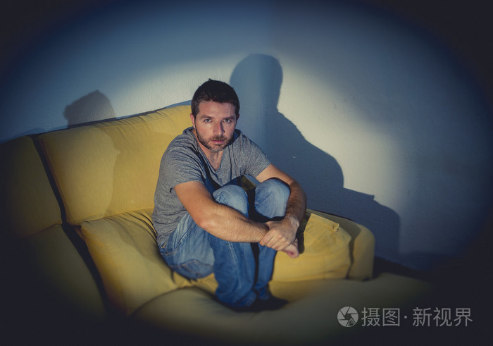 年轻人看起来病夫患精神障碍或抑郁症