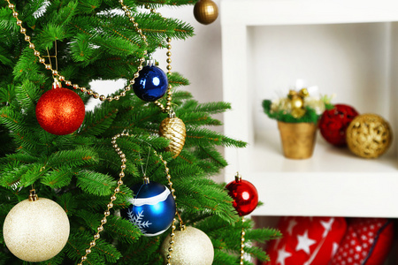 装饰圣诞树上室内的家庭背景