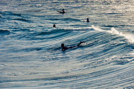 冲浪者骑在天堂大蓝色热带波